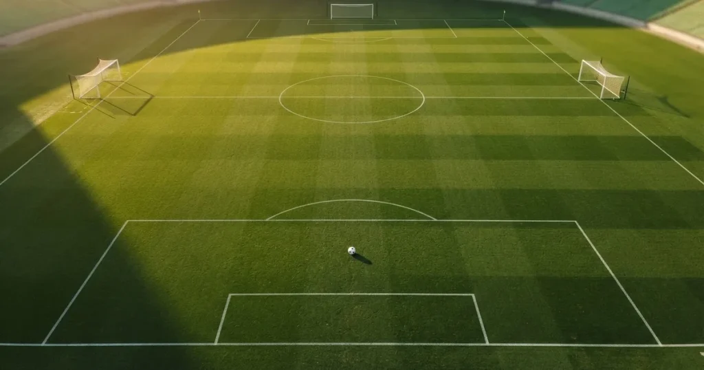 Ein Spielfeld aus der Vogelperspektive mit frisch gezogenen weißen Linien, ein einzelner Ball liegt im Strafraum, niemand ist zu sehen.